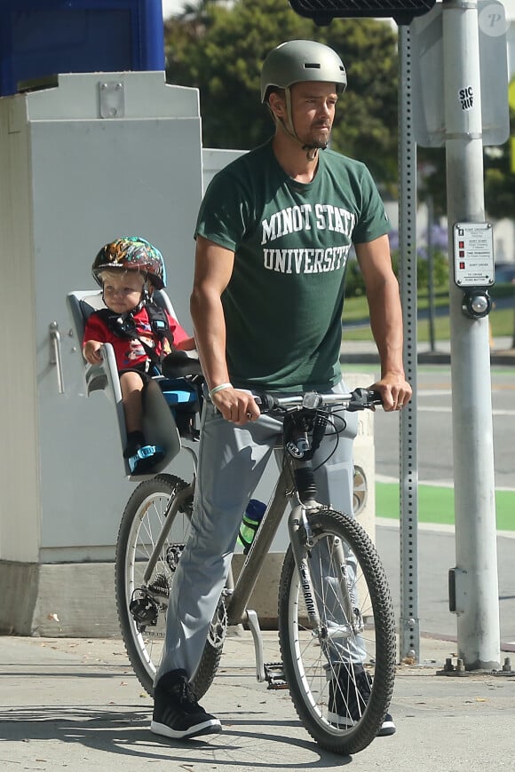 Exclusif - Josh Duhamel part en vélo avec son fils Axl prendre son petit déjeuner à Los Angeles le 20 juin 2015 
