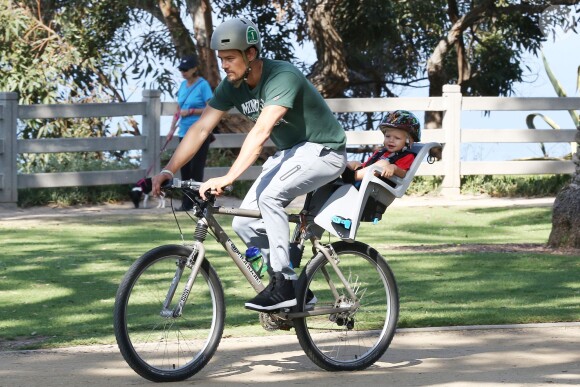 Exclusif - Josh Duhamel part en vélo avec son fils Axl prendre son petit déjeuner à Los Angeles le 20 juin 2015