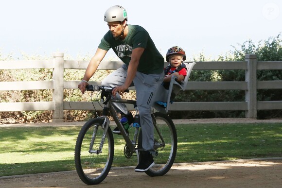 Exclusif - Josh Duhamel part en vélo avec son fils Axl prendre son petit déjeuner à Los Angeles le 20 juin 2015