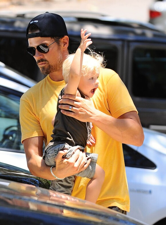La chanteuse Fergie en famille avec son mari Josh Duhamel et leur fils Axl à Brentwood le 19 juin 2015 