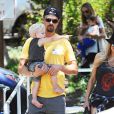  La chanteuse Fergie en famille avec son mari Josh Duhamel et leur fils Axl &agrave; Brentwood le 19 juin 2015 