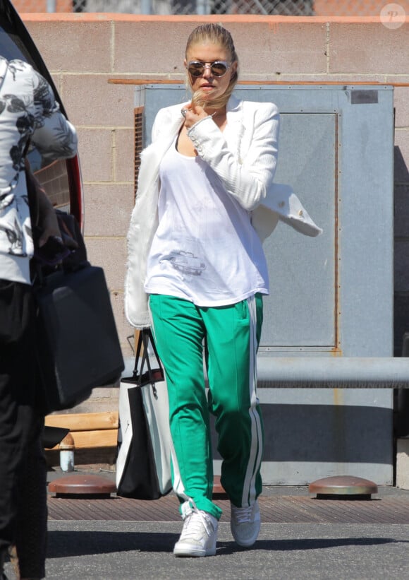 Exclusif - Fergie se rend dans un studio d'enregistrement avec un ami à Santa Monica, le 2 juillet 2015. Elle porte un sac Chanel 'Ladies First'. 