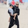 Exclusif - Fergie s'amuse avec son fils Axl sur la plage à Santa Monica, le 28 juin 2015. 