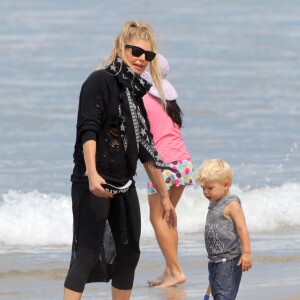 Exclusif - Fergie s'amuse avec son fils Axl sur la plage à Santa Monica, le 28 juin 2015. 