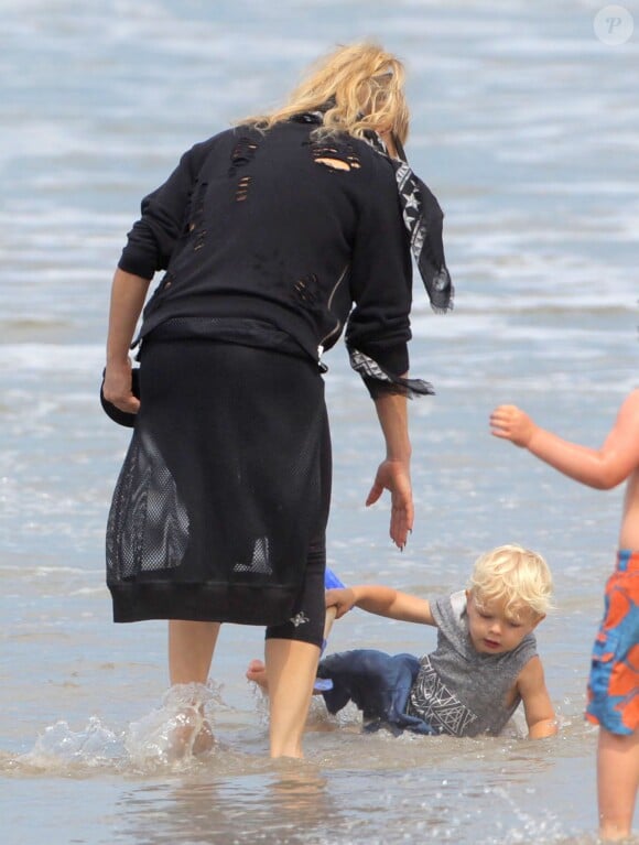 Exclusif - Fergie s'amuse avec son fils Axl sur la plage à Santa Monica, le 28 juin 2015. 