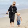 Exclusif - Fergie s'amuse avec son fils Axl sur la plage à Santa Monica, le 28 juin 2015.