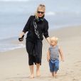  Exclusif - Fergie s'amuse avec son fils Axl sur la plage &agrave; Santa Monica, le 28 juin 2015. 