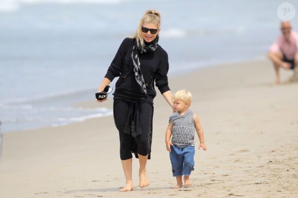 Exclusif - Fergie s'amuse avec son fils Axl sur la plage à Santa Monica, le 28 juin 2015.
