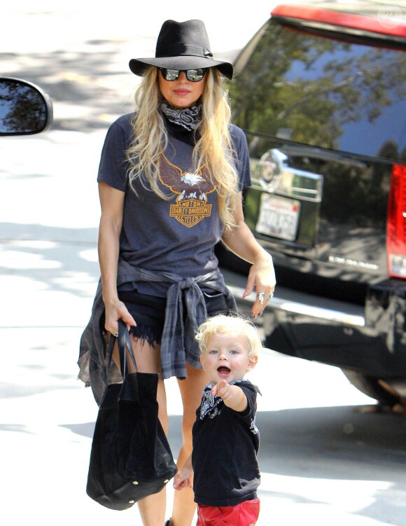 Fergie et son fils Axl quittent un parc à Brentwood le 26 juin 2015. 