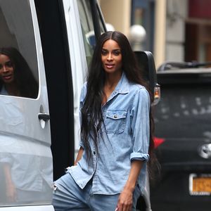 La chanteuse Ciara, en total look en jean, quitte son hôtel à New York. Le 5 mai 2015