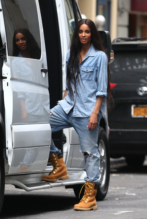 La chanteuse Ciara, en total look en jean, quitte son hôtel à New York. Le 5 mai 2015