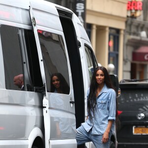 La chanteuse Ciara, en total look en jean, quitte son hôtel à New York. Le 5 mai 2015