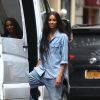 La chanteuse Ciara, en total look en jean, quitte son hôtel à New York. Le 5 mai 2015