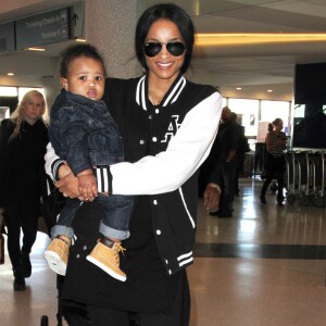 La chanteuse Ciara et son fils Future Wilburn à l'aéroport de Los Angeles le 15 janvier 2015