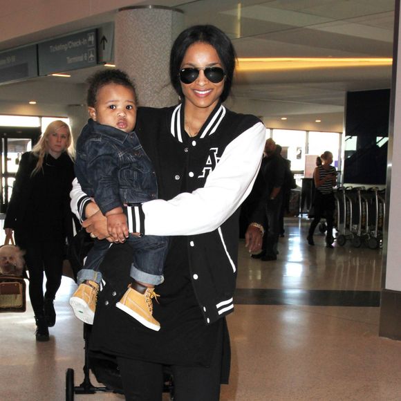 La chanteuse Ciara et son fils Future Wilburn à l'aéroport de Los Angeles le 15 janvier 2015