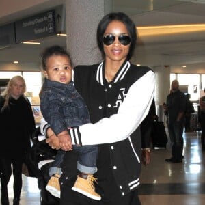 La chanteuse Ciara et son fils Future Wilburn à l'aéroport de Los Angeles le 15 janvier 2015