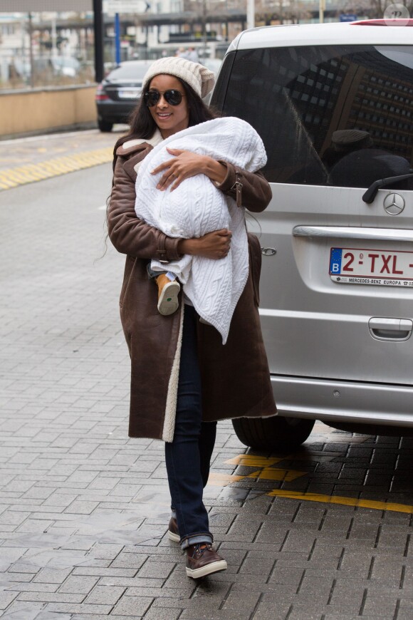 La chanteuse américaine Ciara avec son bébé de six mois, Future Zahir Wilburn et son père de Carlton Harris sort de l'hôtel Steigenberger à Bruxelles, le 18 novembre 2014