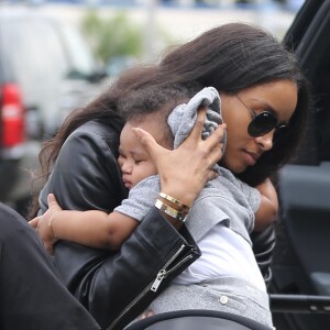 La chanteuse Ciara arrive avec sa fille Future Zahir Wilburn à l'aéroport LAX de Los Angeles. Le 13 novembre 2014