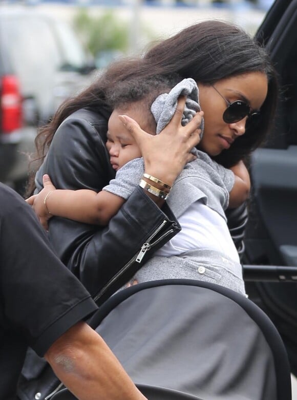 La chanteuse Ciara arrive avec sa fille Future Zahir Wilburn à l'aéroport LAX de Los Angeles. Le 13 novembre 2014