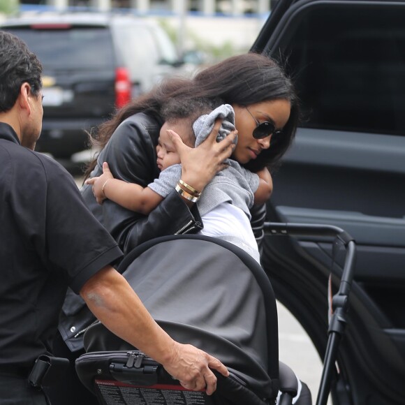 La chanteuse Ciara arrive avec sa fille Future Zahir Wilburn à l'aéroport LAX de Los Angeles. Le 13 novembre 2014