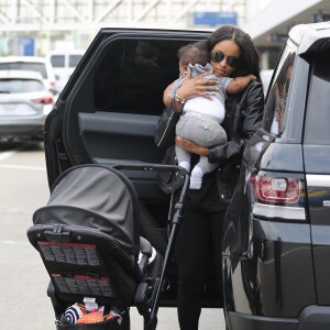 La chanteuse Ciara arrive avec sa fille Future Zahir Wilburn à l'aéroport LAX de Los Angeles. Le 13 novembre 2014