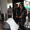 La chanteuse Ciara arrive avec sa fille Future Zahir Wilburn à l'aéroport LAX de Los Angeles. Le 13 novembre 2014