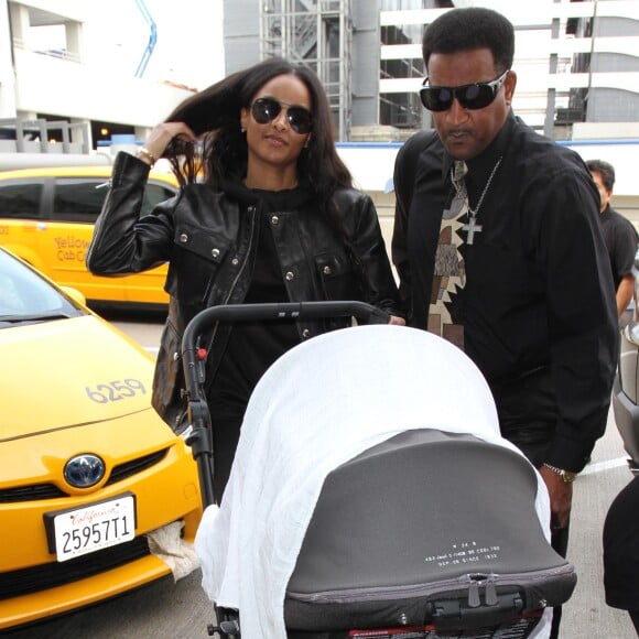 La chanteuse Ciara arrive avec sa fille Future Zahir Wilburn à l'aéroport LAX de Los Angeles. Le 13 novembre 2014