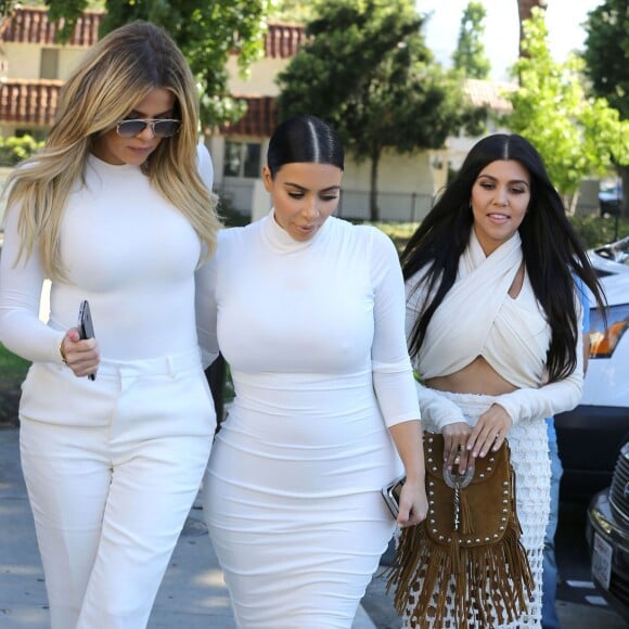 Khloe, Kourtney et Kim Kardashian enceinte, toutes en blanc, vont dîner au restaurant Casa Escobar à Westlake Village, le 7 juillet 2015. 