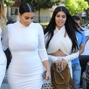 Khloe, Kourtney et Kim Kardashian enceinte, toutes en blanc, vont dîner au restaurant Casa Escobar à Westlake Village, le 7 juillet 2015. 