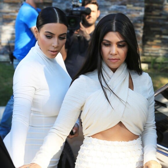 Khloe, Kourtney et Kim Kardashian enceinte, toutes en blanc, vont dîner au restaurant Casa Escobar à Westlake Village, le 7 juillet 2015. 