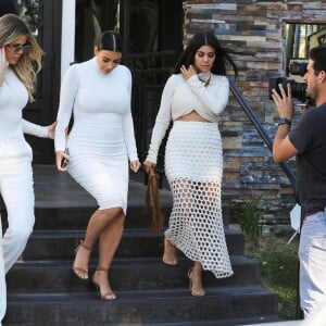 Khloe, Kourtney et Kim Kardashian enceinte, toutes en blanc, vont dîner au restaurant Casa Escobar à Westlake Village, le 7 juillet 2015. 