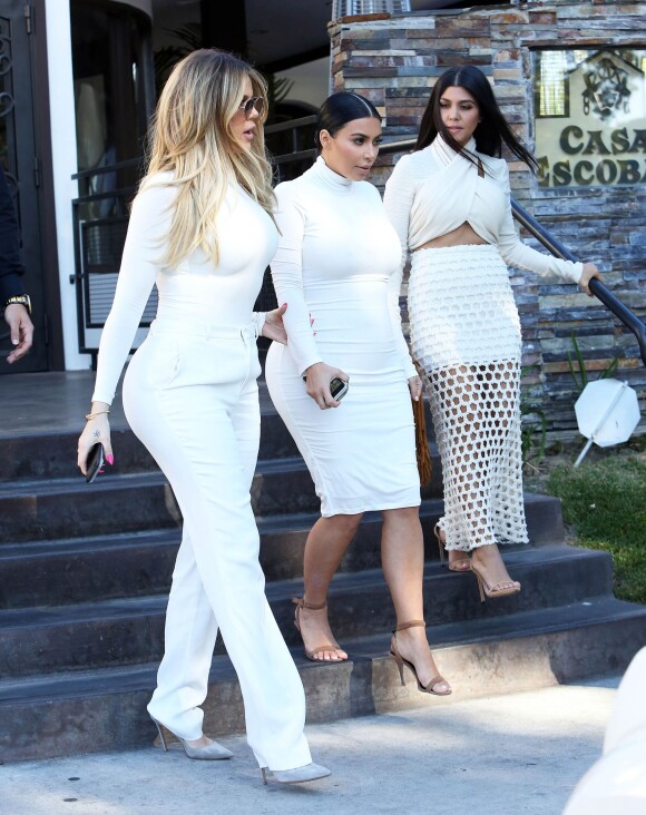 Khloe, Kourtney et Kim Kardashian enceinte, toutes en blanc, vont dîner au restaurant Casa Escobar à Westlake Village, le 7 juillet 2015. 