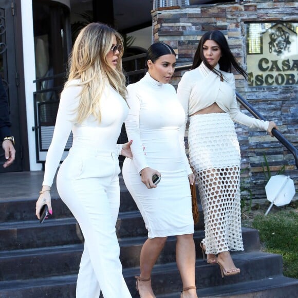 Khloe, Kourtney et Kim Kardashian enceinte, toutes en blanc, vont dîner au restaurant Casa Escobar à Westlake Village, le 7 juillet 2015. 