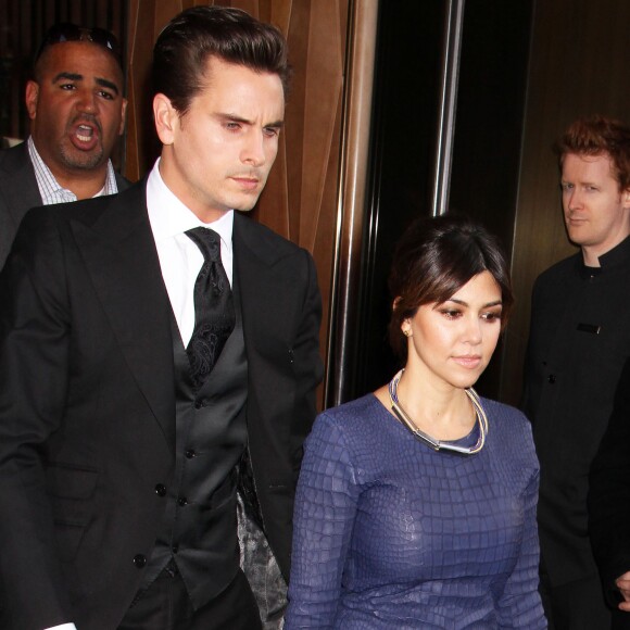 Kim Kardashian, enceinte, sa soeur Kourtney et Scott Disick quittent leur hotel pour se rendre a la soiree "E! Up Front!" a New York, le 22 avril 2013.