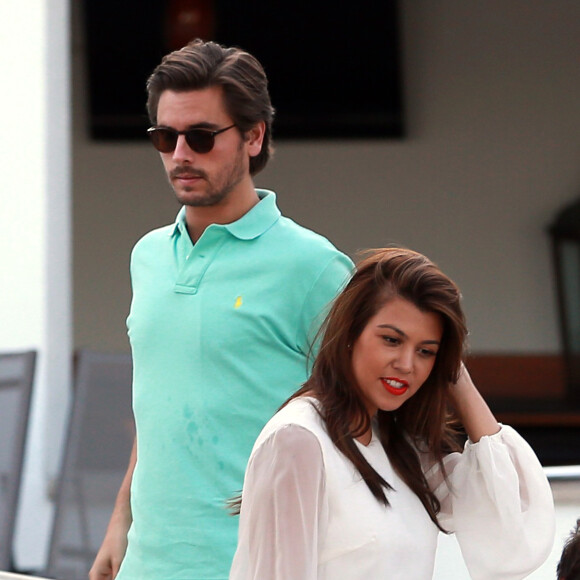 Kourtney Kardashian, Scott Disick et leur fils Mason au bord d'une piscine a Miami, le 19 novembre 2012.