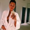 Caroline Receveur profite d'un moment calme dans un spa à Londres et dévoile un décolleté qui a beaucoup fait réagir ses admirateurs. Juillet 2015.
