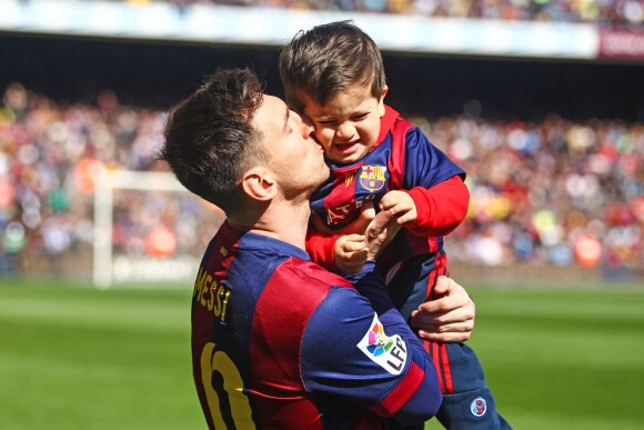 Le footballeur Lionel Messi et son fils Thiago - Les joueurs du FC Barcelone posent avec leurs enfants avant le match contre le Rayo Vallecano à Barcelone, le 8 mars 2015.