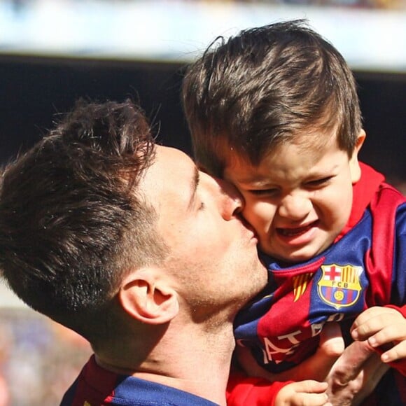 Le footballeur Lionel Messi et son fils Thiago - Les joueurs du FC Barcelone posent avec leurs enfants avant le match contre le Rayo Vallecano à Barcelone, le 8 mars 2015.