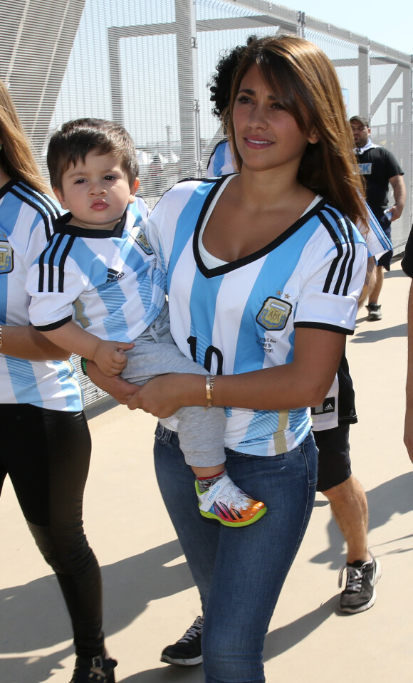 Antonella Roccuzzo et son fils Thiago à l'Estadio Mineirao de Belo Horizonte le 22 juin 2014