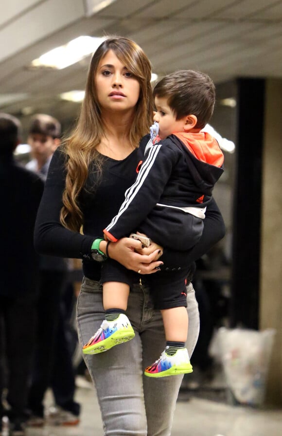 Antonella Roccuzzo et son fils Thiago à l'aéroport de Belo Horizonte, le 22 juin 2014