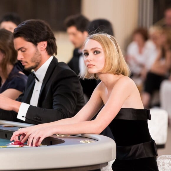 Baptiste Giabiconi et Lily-Rose Depp lors du défilé de mode "Chanel", collection Haute-Couture automne-hiver 2015/2016 au Grand Palais à Paris, le 7 juillet 2015.