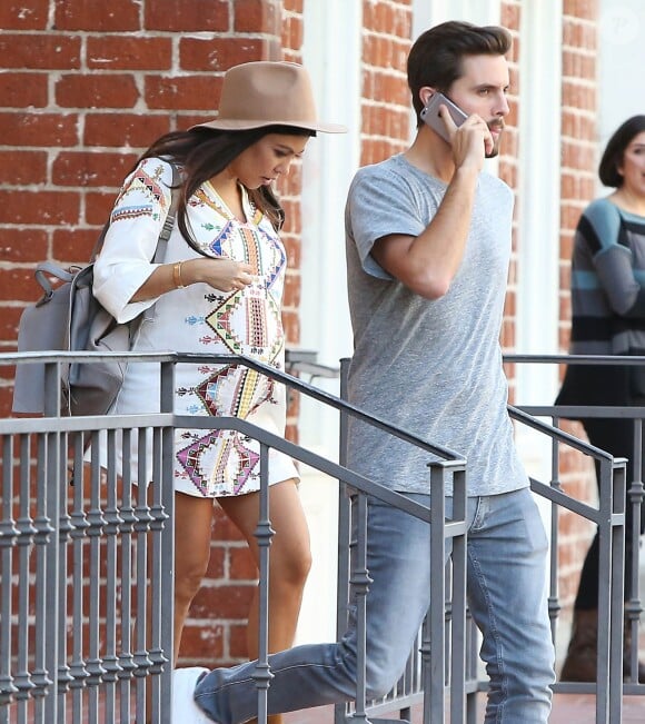 Kourtney Kardashian enceinte et son compagnon Scott Disick se rendent chez le médecin à Beverly Hills, le 16 octobre 2014. 