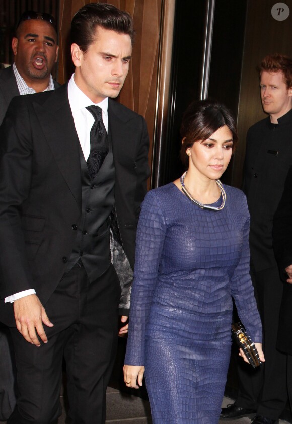 Kim Kardashian, enceinte, sa soeur Kourtney et Scott Disick quittent leur hotel pour se rendre a la soiree "E! Up Front!" a New York, le 22 avril 2013.