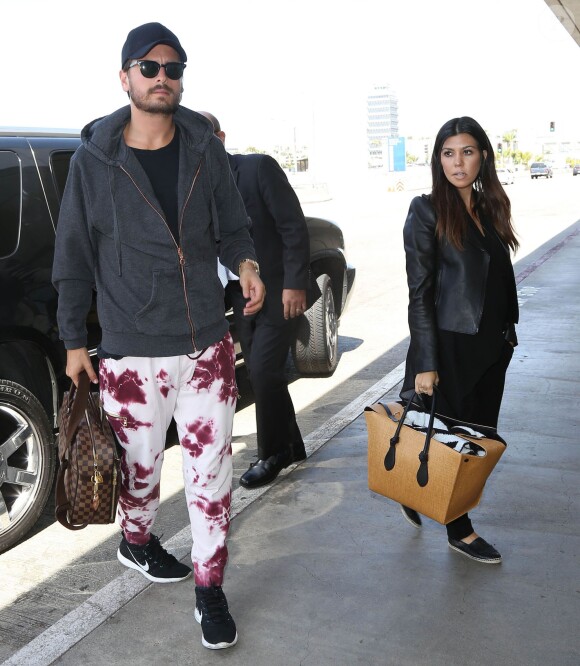 Kourtney Kardashian et Scott Disick arrivent à l'aéroport LAX de Los Angeles pour prendre un vol. Kourtney et sa soeur Khloé auraient dû louer une maison de vacances à Southampton, mais les propriétaires se sont rétractés car ils ont eu peur que cela attire de mauvaises fréquentations ! Le 10 mai 2014