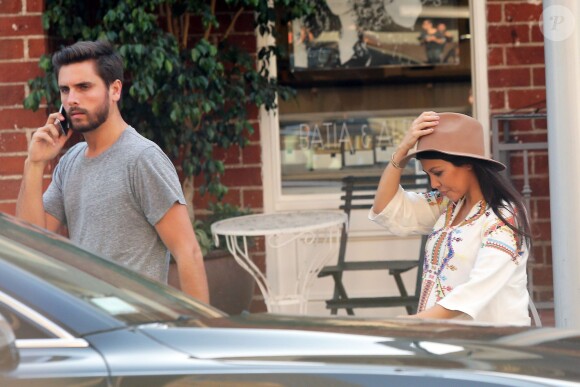 Kourtney Kardashian enceinte et son compagnon Scott Disick se rendent chez le médecin à Beverly Hills, le 16 octobre 2014.
