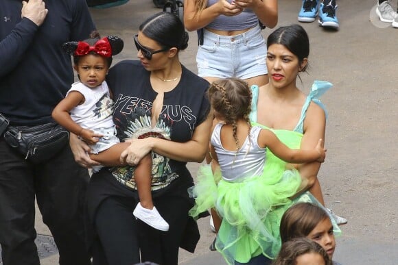 Kim, Kourtney Kardashian et leurs filles North et Penelope au parc d'attractions Disneyland. Anaheim, le 8 juillet 2015.
