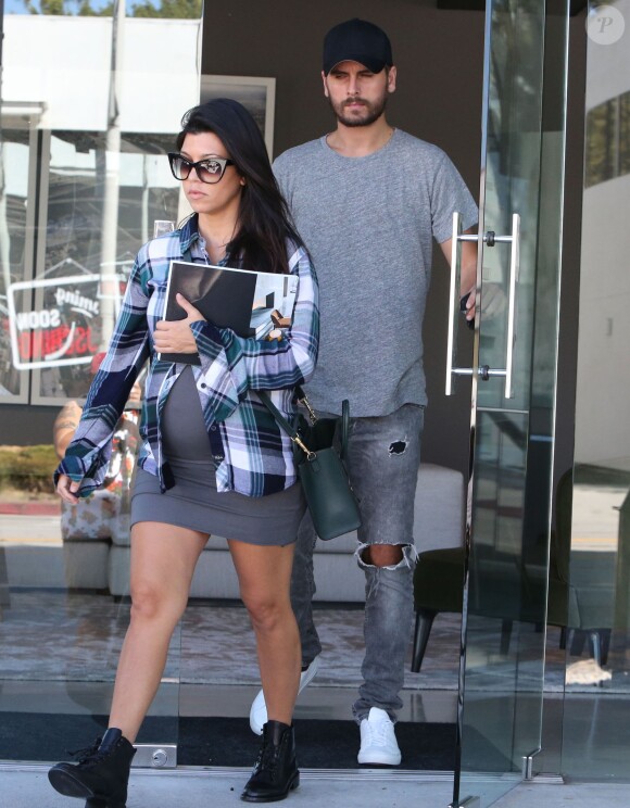 Kourtney Kardashian ( enceinte ) avec une boisson à la main fait du shopping à Beverly Hills Los Angeles, le 26 septembre 2014 