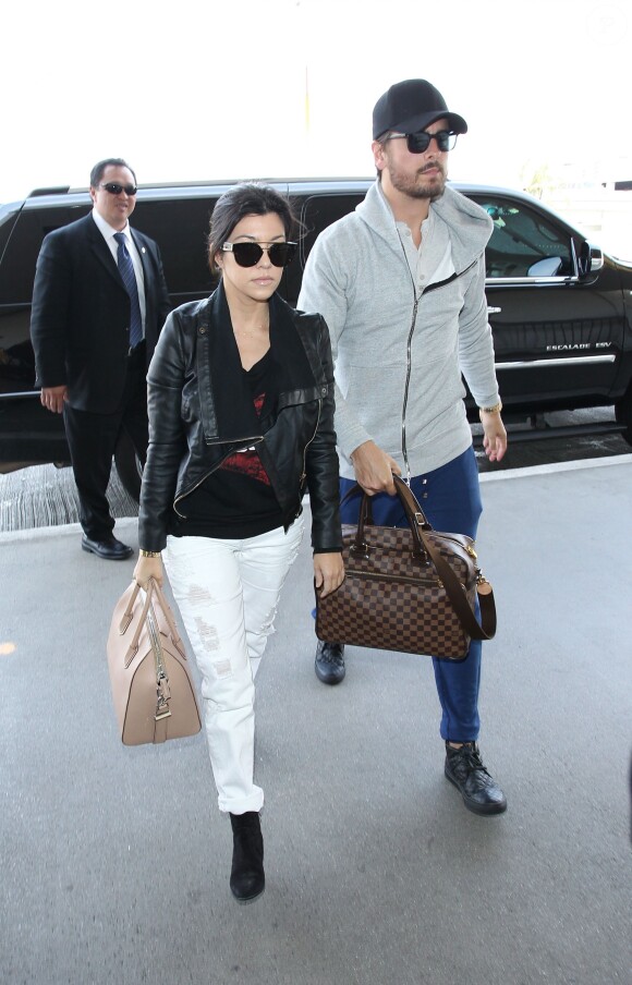 Kourtney Kardashian et son fiancé Scott Disick arrivent à l'aéroport de Los Angeles pour prendre un vol, le 24 mars 2014.  