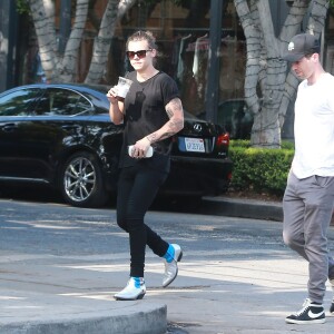 Semi-Exclusif - Harry Styles fait du shopping avec un ami à Los Angeles, le 7 juillet 2015. 