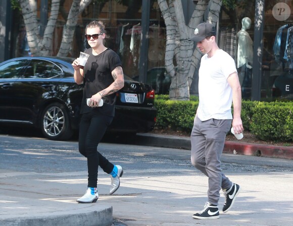 Semi-Exclusif - Harry Styles fait du shopping avec un ami à Los Angeles, le 7 juillet 2015. 